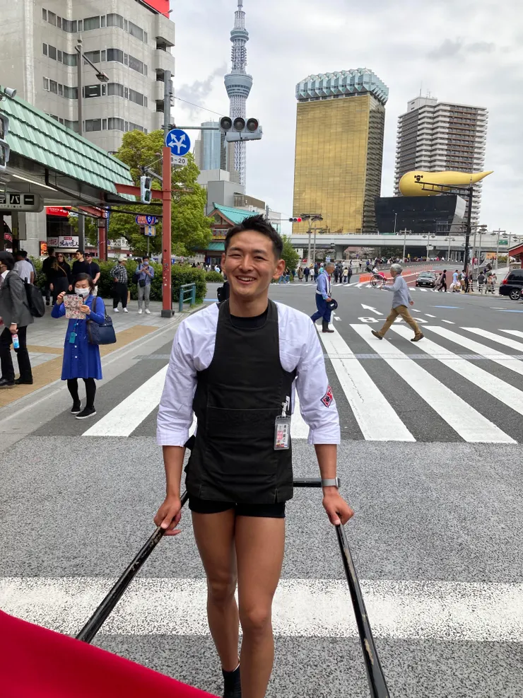 笑容可掬的車伕