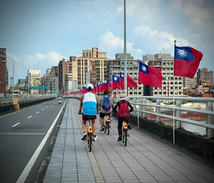 台北橋上飄揚的國慶旗幟，諾大的人行道，散步很舒服