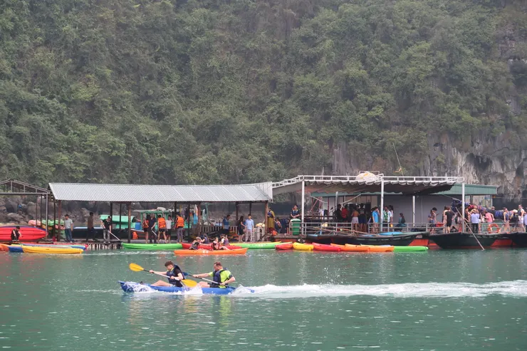 這艘獨木舟出發的時速很驚人，好像是在參加划龍舟比賽