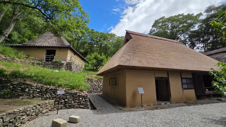 四國村 Shikoku-mura,由香川、愛媛、高知、德島等四個縣的古民家移建修復而成的野外博物館。村內展示古代生活的民房及生活用具、醬油釀造廠等傳統產業設施,也有當地居民化身歌舞伎演員演出「農村歌舞伎」的舞台痕跡。休憩及用餐的地方為兵庫縣神戶市的異人館移建至此,由古民家改裝的烏龍麵店「わら家」