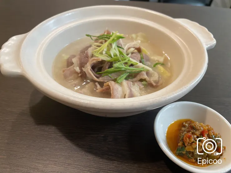  《以30餘種香料料理的[秦老大‧翹腳牛肉]香味四溢》