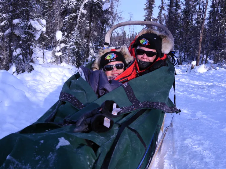 雪橇車裡襁褓中的雙胞胎?