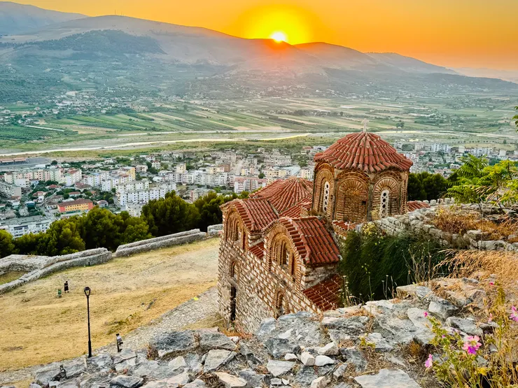 夕陽餘暉在小教堂前