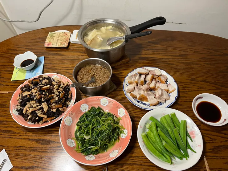 一桌菜這麼豐富，尤其是左邊那道木耳、雞肉、豆乾吸盡了醬汁，味道飽滿極了。這些都是媽媽自己配出來的滋味，隨心所欲煮了這麼一大盤，讓我們大快朵頤。