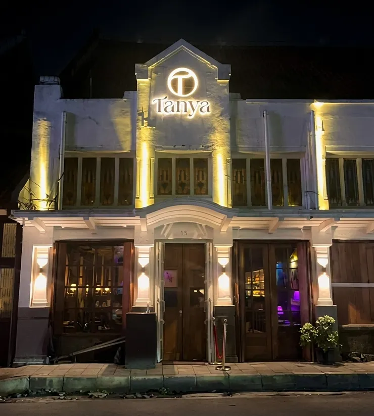 Tanya Social House 建築外立面 - 註：圖片經 Gemini AI 輔助編輯，已去除畫面中不必要的元素。