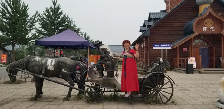 這位女士的Pose和背後的馬車擺設很融合