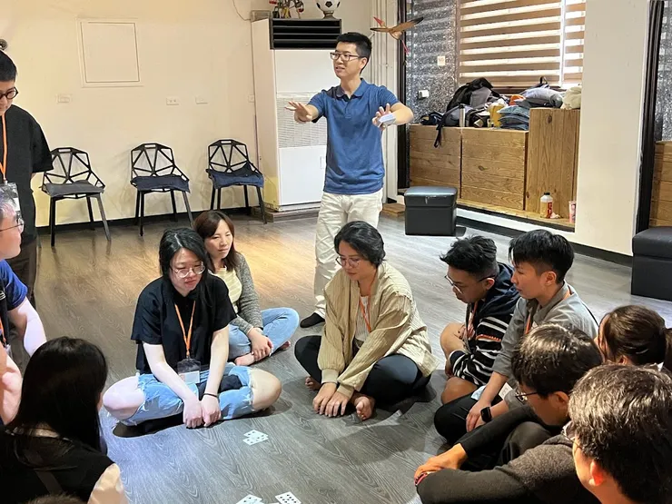 透過引導員引導反思，能促使學員自己思考答案