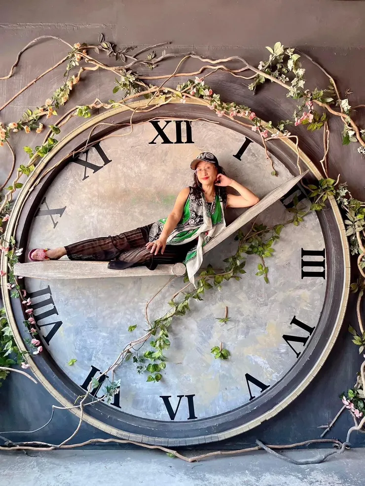 逍遙人生觀的老師參與帶領學員社團，遊山玩水的退休族群與熟齡長者的樂活人生，用心智新角度灑脫看人生，熱愛世界與人互動，傳遞社群的希望