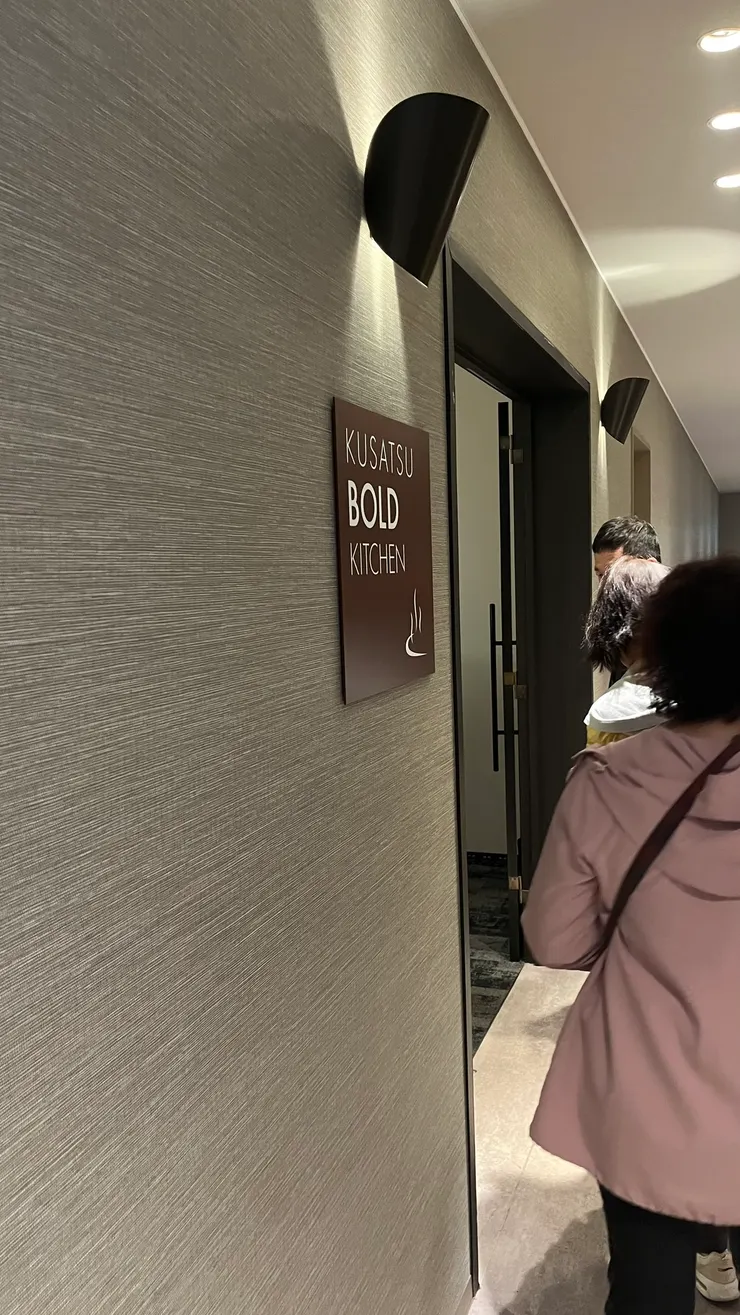 滿心期待進入餐廳。