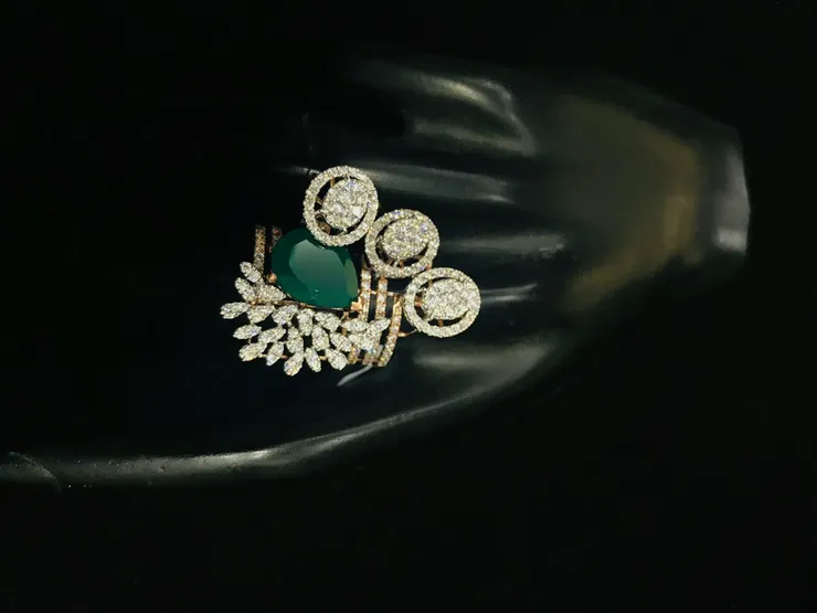 除了寶石(主石)的珍貴性外,獨特的設計也是珠寶增值的考量之一。