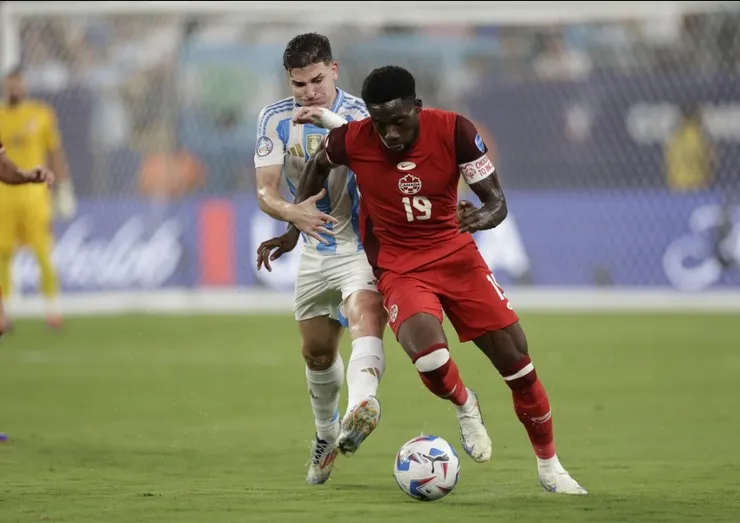 阿方素戴維斯孤軍作戰