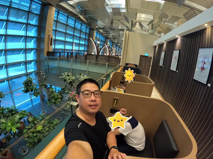 老爸在我身後睡覺!因為他中暑了!這是新加坡樟宜機場T3的貴賓室!