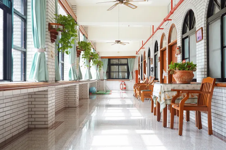 寬敞的走廊不僅讓陽光充足地灑進來，也讓老人即使在室內，也能近距離欣賞戶外的風景（圖片取自機構官網）