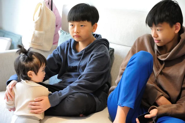 【鴻鴻承承兩個小叔叔號稱是同學 童心未泯陪玩顧安全大人輕鬆些！鴻鴻高一、承承國一，和萬萬童言童語溝通無礙。】