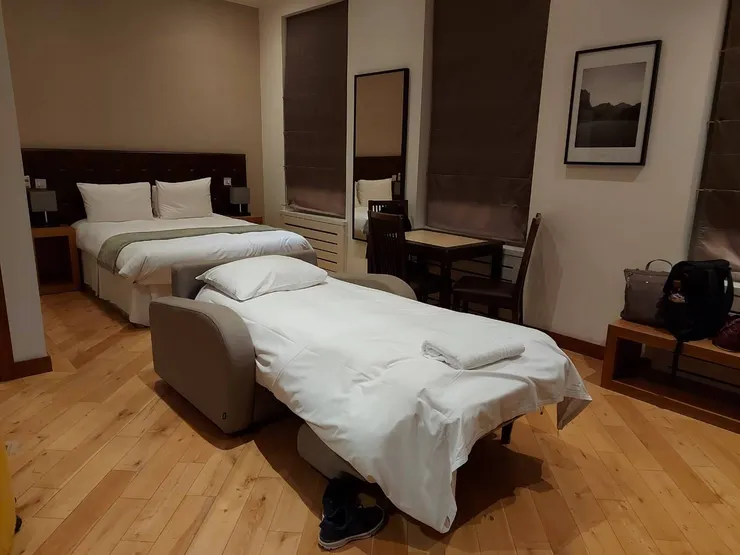 所謂的三人房，常是將原本的陳設"沙發"拉開，當成第三床