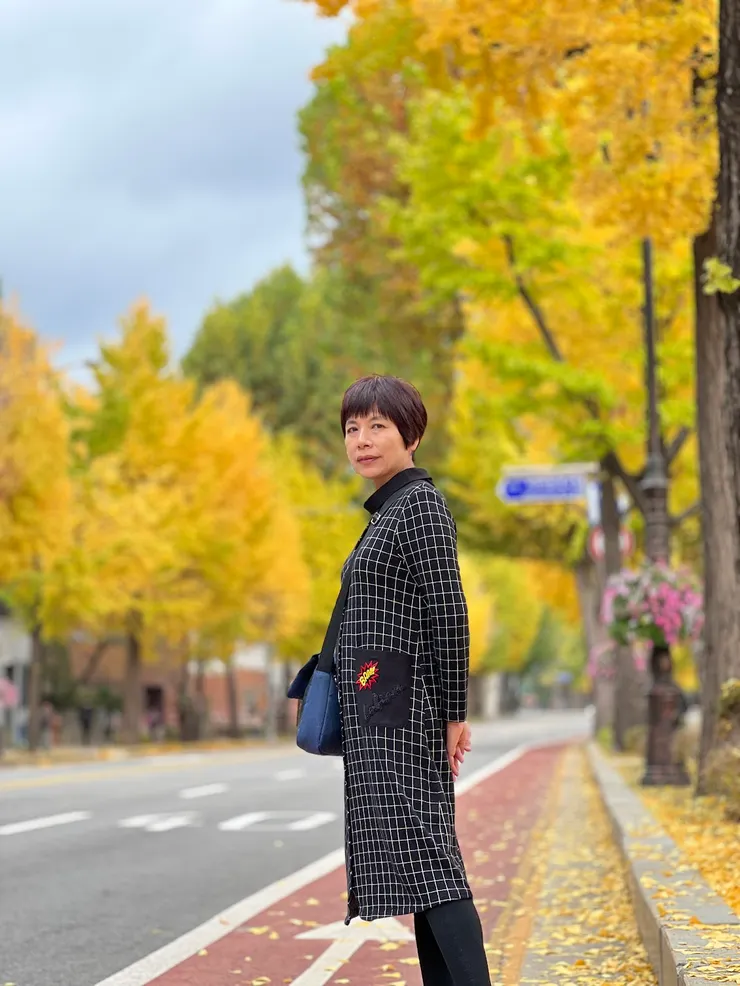 宮殿旁的銀杏樹形還蠻茂密。