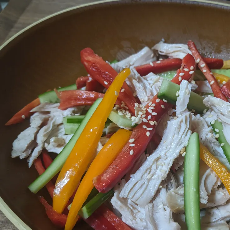 將小黃瓜、甜椒切絲拌在一起，光是這繽紛的顏色就令人食慾大開！