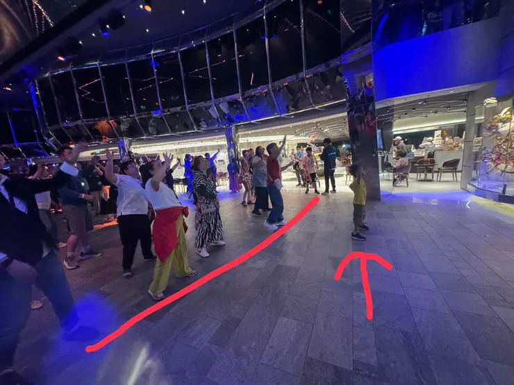 VIP第一排啦！回去才在那邊跟我說脖子很痠