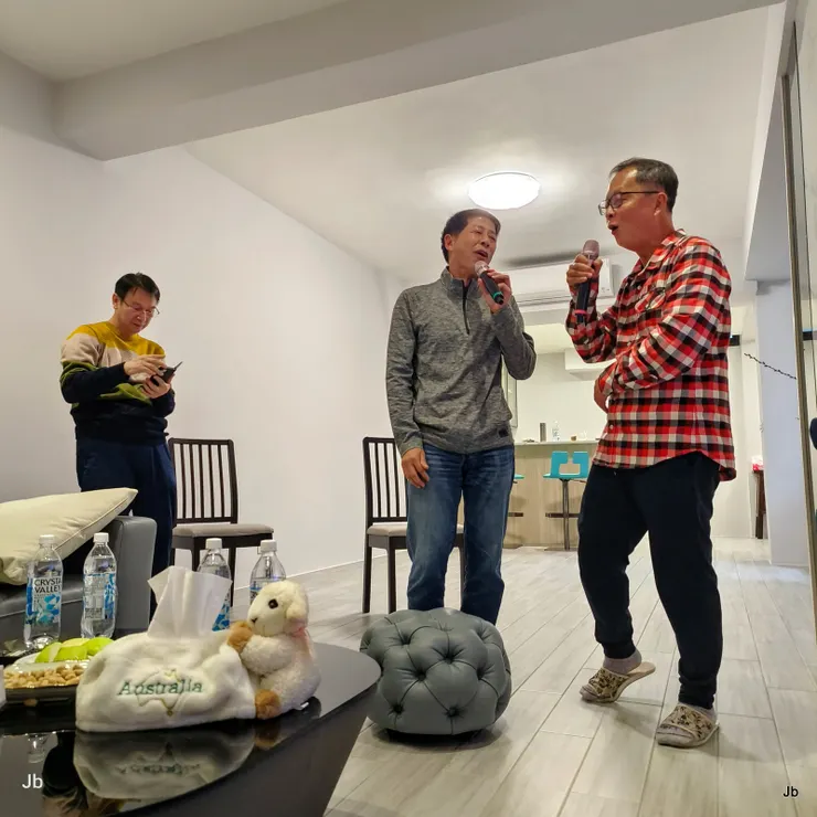 【部份酩友到地下室K歌】