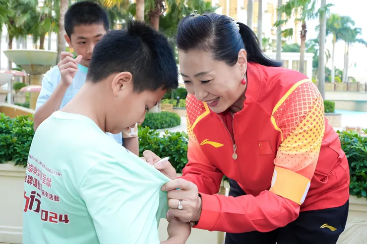 張寧為小粉絲簽名