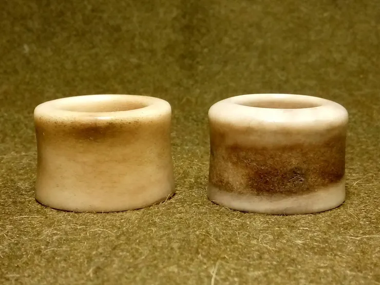 這張照片更清楚，左邊這枚筒扳指的饅頭面是磨成平的，右邊這枚是磨成斜面的。