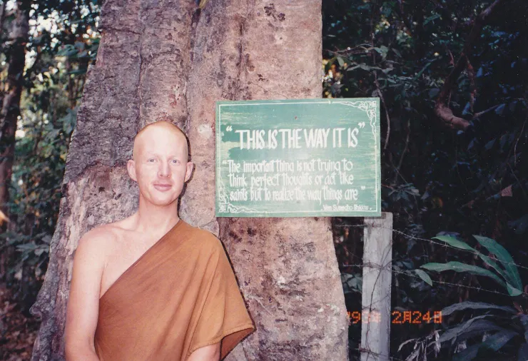 同樣的背景，書中附上的是他和母親的合影，並翻譯了指示牌所寫的內容。