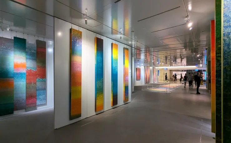 積吶虹光，〈青天白日滿地「虹」光  〉2019，壓克力顏料、紙。