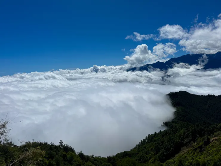 往秀魯葉山崩壁段的雲海