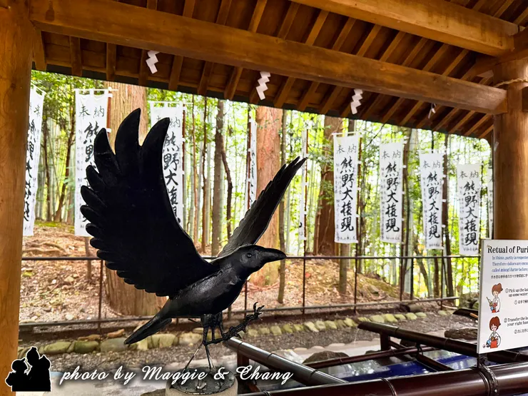 在日本神話中，八咫烏將神武天皇從熊野引路至奈良，是熊野三山共同信仰的「引路之神」。