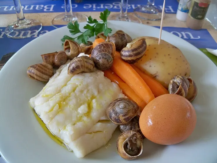 「蒜泥蛋黃醬(aïoli)」是普羅旺斯傳統美食的特色菜，以「鱈魚」和整顆煮熟的蔬菜為基礎，佐以和它同名的蒜泥蛋黃醬料，這道菜餚的名稱也由此而來。