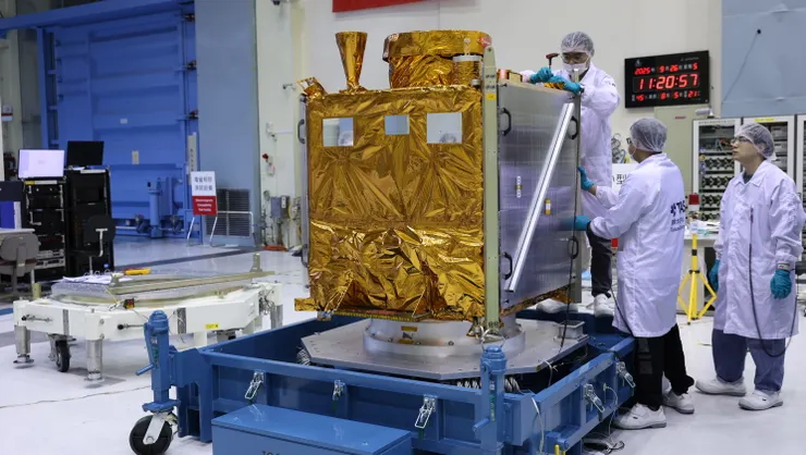 齊柏林衛星在整測廠房進行測試，圖為國家太空中心提供。