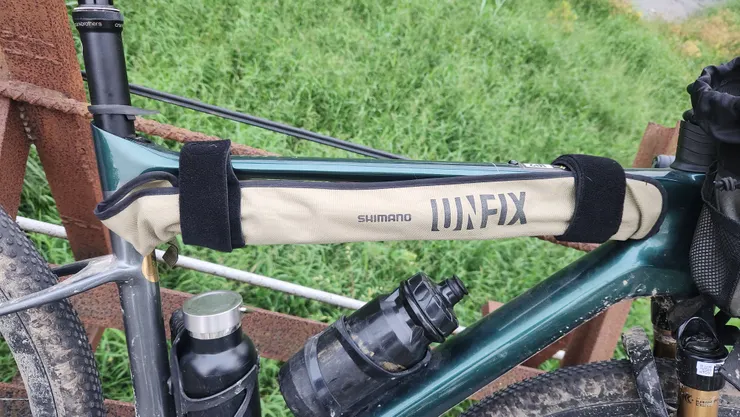 而今天帶的桿子是Shimano今年的最新產品"UNFIX"，它以攜帶便利為最優先考量，最大收竿長度不超過60cm的多竿節設計，非常適合騎乘或國內外旅遊時攜帶。我所選擇的型號是S64UL-5，收桿長度為43.5cm，整支桿塞在上管下方是剛剛好的。