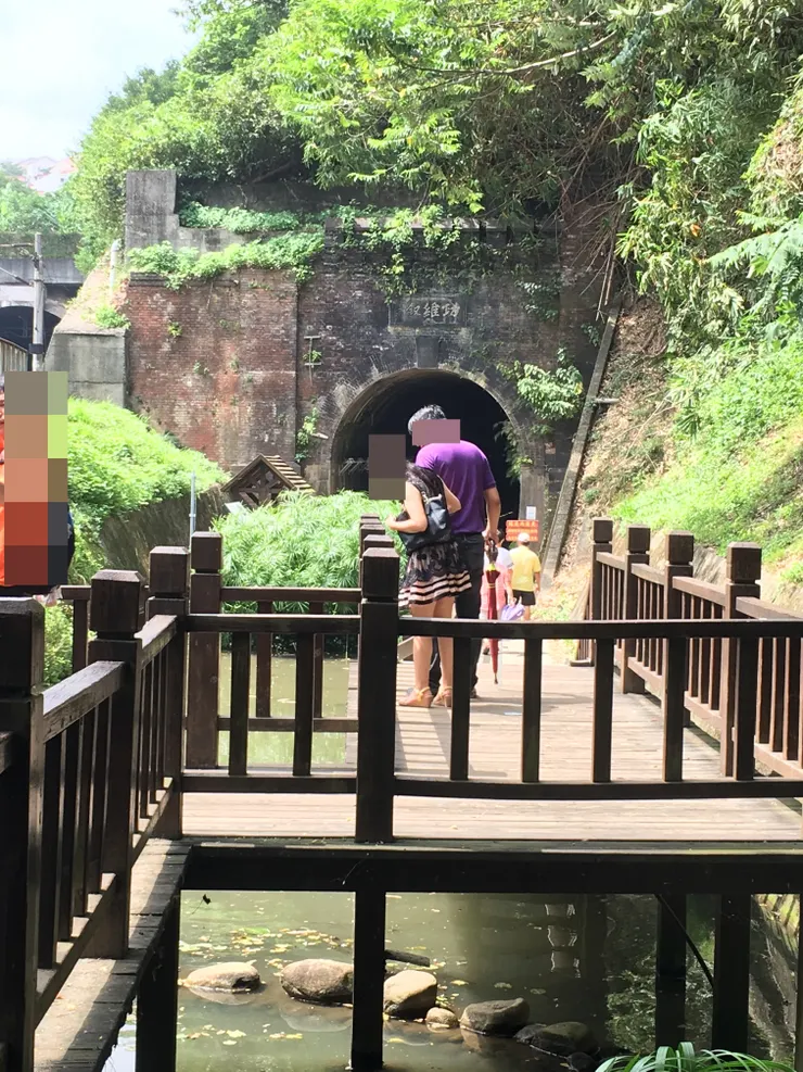 遠遠地看到紅磚砌成的隧道入口