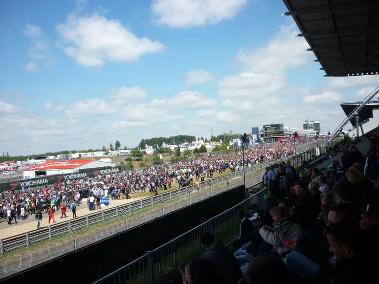 賽道上正展示著參賽車輛，車迷們都不願錯過與跑車們近距離接觸的機會。攝影／辛為德