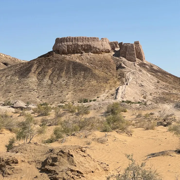 高立於山丘上的 Ayoz Qalʼa