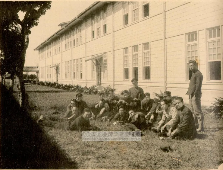 1963年之前的化工系，使用農林學校時期的木造樓房七號館（圖片來源：臺大圖書館）