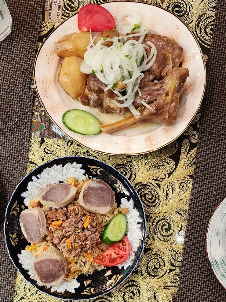 喀山烤肉(КАЗАН-КЕБАБ)和附馬肉腸的手抓飯(ПЛОВ СВАДЕБНЫЙ С КАЗЫ)。