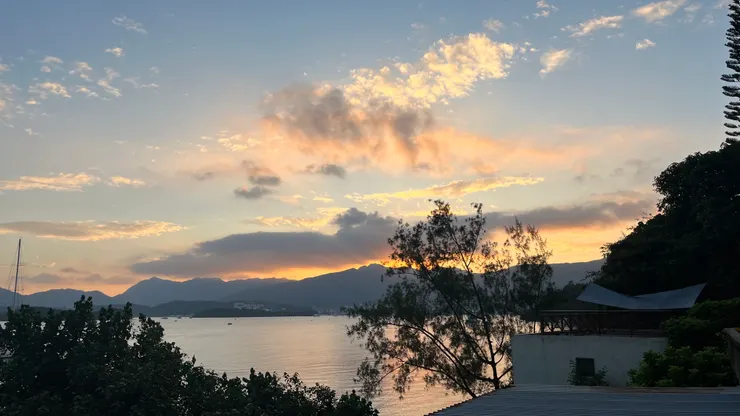 在基地和隊友洗澡後回船，恰好碰上日落。心情明亮平靜，又充滿了信心和勇氣。