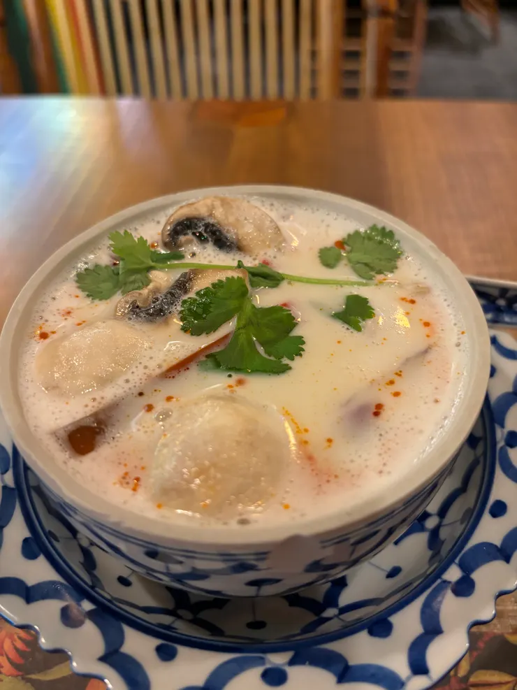 很貴的泰國料理，但那天冷得要命，我需要熱湯。