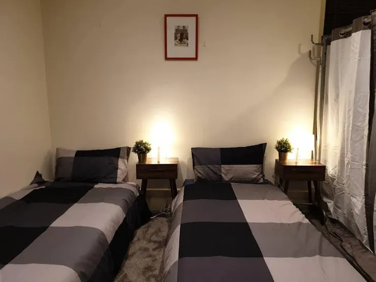 僅用衣櫃、布簾圍起的“床位”