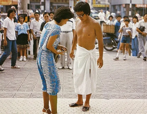 ▲ 小姐，想跟你借零錢打電話