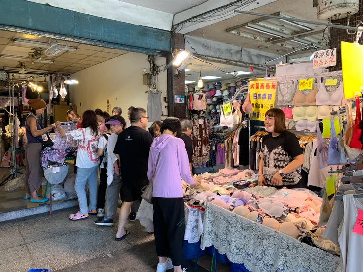 當然不會只有買菜了，還有銅鑼燒、內衣褲、包包等等😊