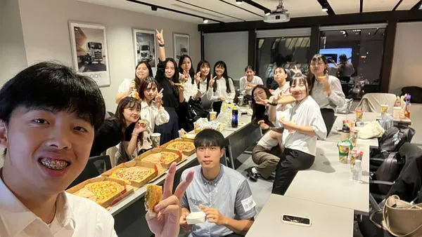 上面與中間各是期中期末日大家的合照；最下面是我們期中日結束後在會議室內一起玩❤️