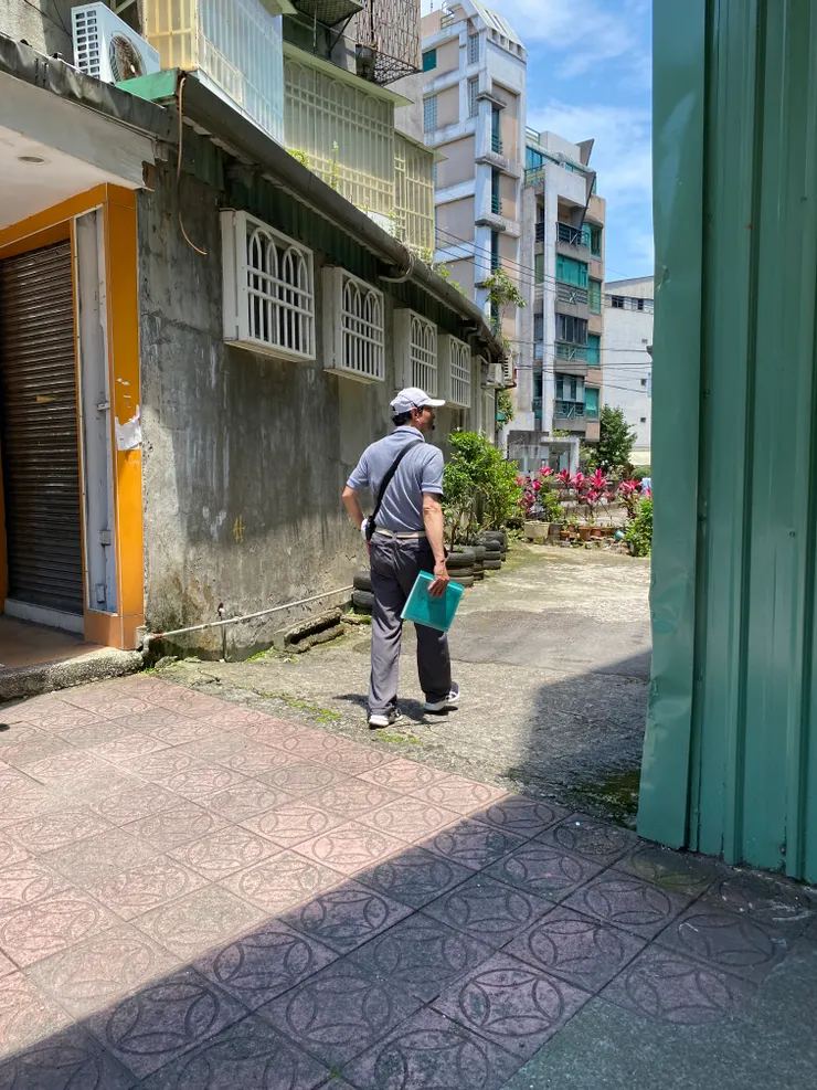 興隆路一段87號旁的小缺口，出現後巷畸零地，萬盛溪的水就從這裡流進去。