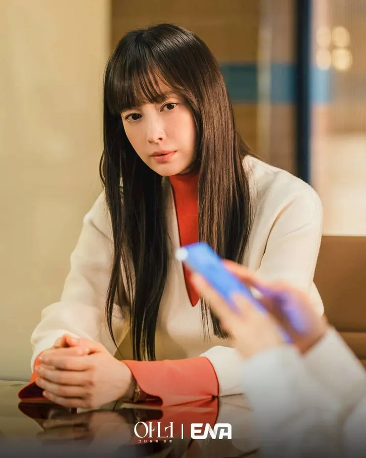 她代表的是對制度仍抱持信任的力量——在質疑聲中,依然選擇相信正義可以被修正。