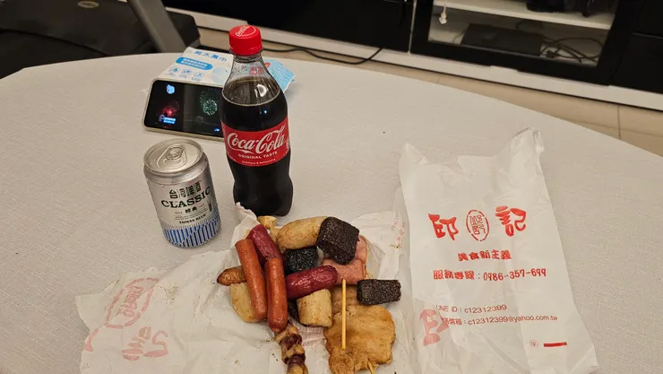昨天晚上和儒儒去桃園夜市買一些燒烤回家配啤酒和可樂跨年!