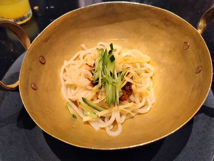 椒麻皮蛋拌麵很有特色