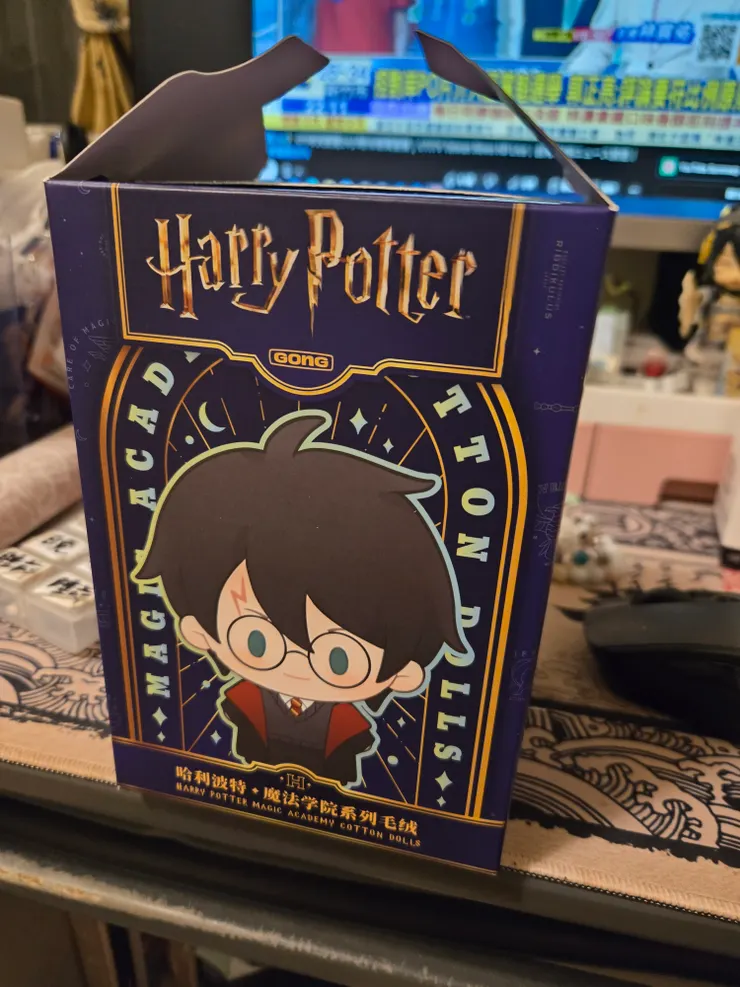 盒子上的哈利娃娃超可愛