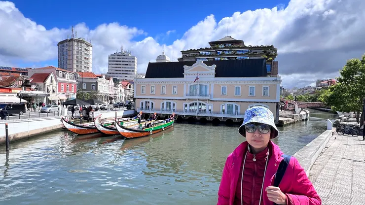 Moliceiro船兩端翹高尖尖細長,三艘船停靠處買票和登船。