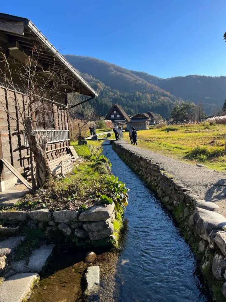 路邊水溝都清澈透明